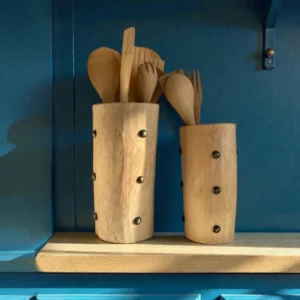 Håndlavet træbeholder med dekorative metalsøm – Marokko